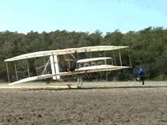 Replica do motoplanador dos Irmaos Wright no ar, foto muito parecida a que disseram que voo em 1903